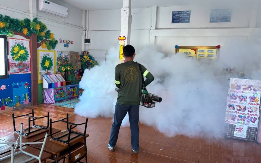 กองสาธารณสุขและสิ่งแวดล้อมร่วมกับงานป้องกันและบรรเทาสาธารณภัยออกพ่นหมอกควัน บ้านผู้ป่วยไข้เลือดออก ม.7 และโรงเรียนบ้านหนองบัวใหญ่ (รอบที่1)