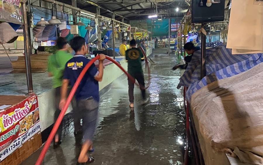 เทศบาลตำบลหนองบัวใหญ่ ล้างทำความสะอาดตลาดชุมชนหนองบัวใหญ่